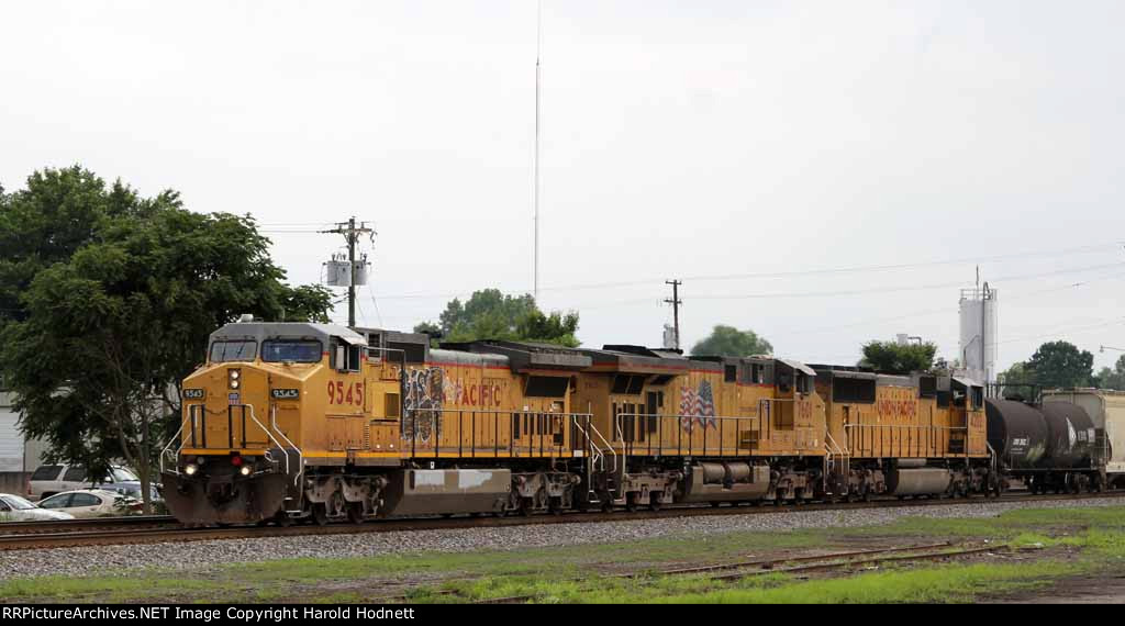 UP 9545 leads NS train 172 northbound